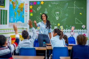 يؤثر النقص العالمي في المعلمين بشدة في الإمارات العربية المتحدة مع ارتفاع الرواتب