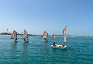 Foto von Kindern, die während der Spring Break-Ferien in den Vereinigten Arabischen Emiraten segeln