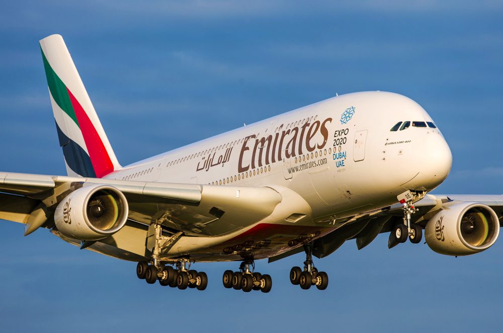 Stehen wir vor einem neuen Mangel an Schulplätzen? Ein weiterer Kampf um Plätze? Flugzeuglandung in Dubai mit mehr Familien und Unternehmen, die angesichts der globalen wirtschaftlichen Probleme in die Emirate umziehen.