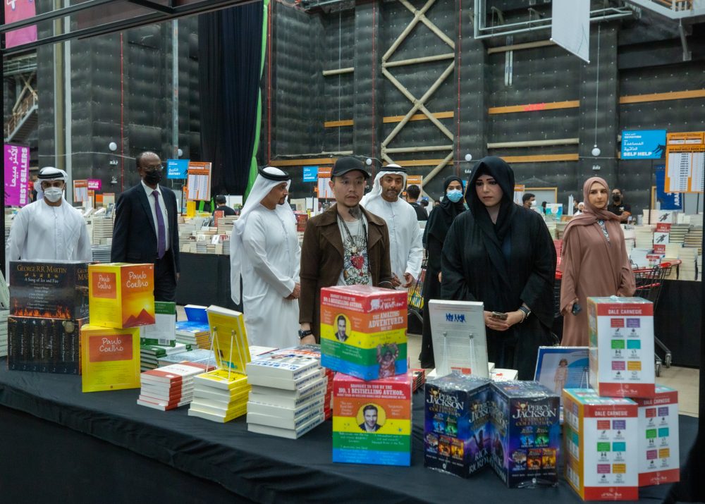 Big Bad Woolf Book Sales Dubai - صورة لآباء يتحولون إلى البرية حيث تم تخفيض مليون كتاب في حدث سنوي كبير للعائلات التي لديها أطفال