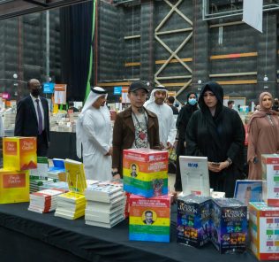 Big Bad Woolf Book Sales Dubai – Foto von wilden Eltern, als 1 Million Bücher bei einer großen jährlichen Veranstaltung für Familien mit Kindern zu einem Preisnachlass angeboten werden