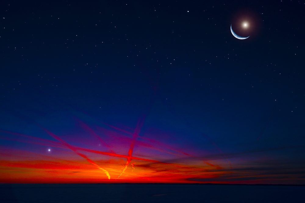 صورة الهلال فوق دبي - يلعب القمر دورًا حيويًا في تحديد الإجازات بما في ذلك التواريخ التي تقام فيها إجازة العيد.