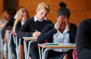 تقول Ofqual إن الأخطاء والأخطاء في الامتحانات بما في ذلك GCSE و A Level تلعب دورًا فسادًا في حياة الأطفال. يواجه الطلاب وأولياء الأمور في كثير من الحالات أزمة ثقة ورفض الجامعة.