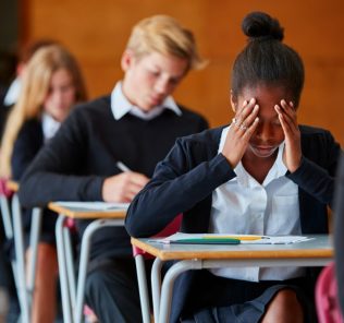 تقول Ofqual إن الأخطاء والأخطاء في الامتحانات بما في ذلك GCSE و A Level تلعب دورًا فسادًا في حياة الأطفال. يواجه الطلاب وأولياء الأمور في كثير من الحالات أزمة ثقة ورفض الجامعة.