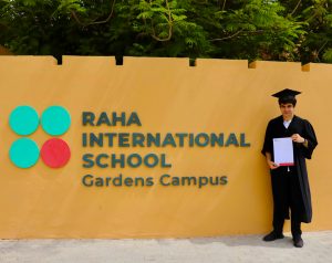 Taaleem IB Results Day 2022 Der Schüler der Raha International School feiert seine Leistung