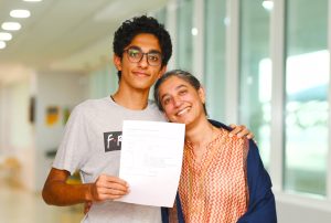 Der IB-Student der GEMS Modern Academy, Rohan Gulati, feiert im Juli 2022 mit der stolzen Mutter Ambika Gulati seine Ergebnisse des International Baccalaureate Diploma