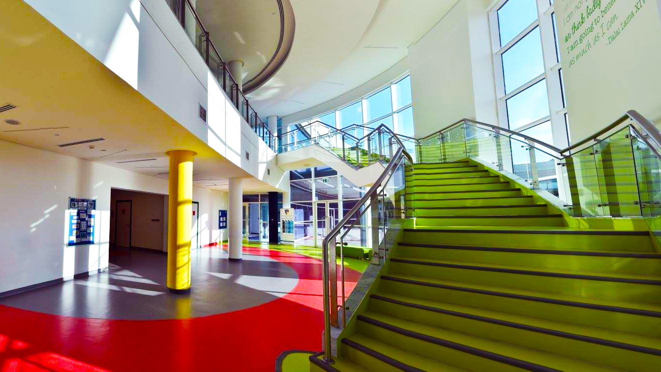 Fotografie des Innenraums der Hauptschule und der farbenfrohen Lernkorridore der Al Shohub School in Abu Dhabi