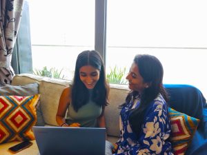 Ashna Chaturvedi von Bright mit stolzer Mutter am Tag der A-Level-Ergebnisse, die ihre außergewöhnliche Leistung feiert, während die Ergebnisse vom Brighton College Abu Dhabi am Tag der A-Level-Ergebnisse 2022 veröffentlicht werden