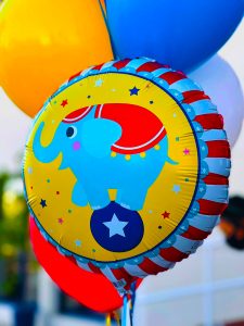 Luftballons und Elefanten begrüßen Kinder und Eltern, wenn Schüler und Eltern der Horizon English School für das neue Schuljahr in die Schule zurückkehren
