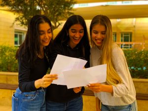 Foto der Schulsprecherin des Brighton College Abu Dhabi, Ashna Ashna Chaturvedi, mit ihren Kolleginnen Amala und Ella, die ihren Erfolg über Neuigkeiten über ihre Leistungen am A Level Results Day 2022 teilen