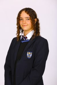 صورة لطالبة برايتون كوليدج العين لوسي إيفانز في يوم نتائج GCSE 2022