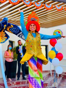 Die Horizon English School HES Dubai erfüllt Kinder am ersten Tag von Back to School 2022 mit Freude, wenn Kinder von Jongleuren und Darstellern begrüßt werden, die Freude und Aufregung verbreiten