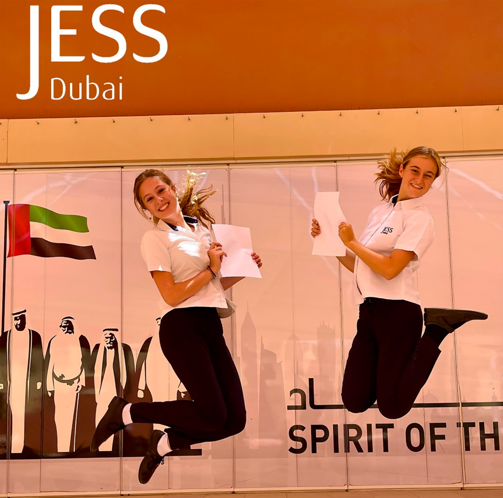 Die Freude der JESS-Schüler ist greifbar, wenn sie am GCSE Results Day an dieser herausragenden Schule in Dubai vor Freude in die Luft springen