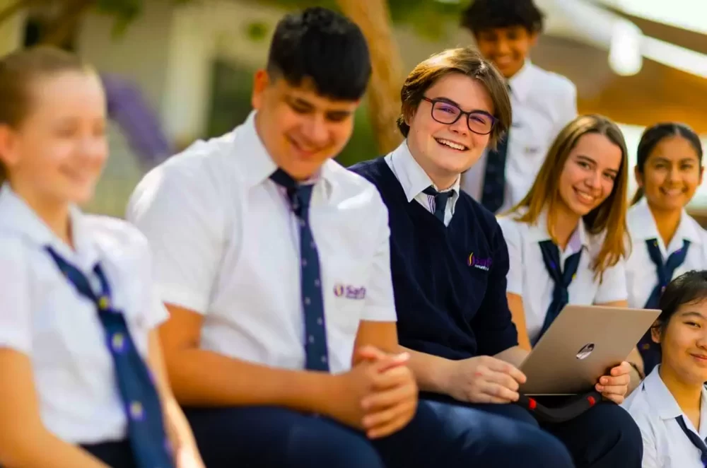صورة لطلاب مدرسة الصفا المجتمعية يحتفلون بنتائج GCSE المتميزة في عام 2022