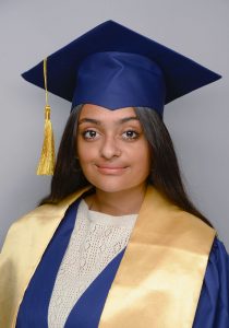Foto von Sankhya Patel bei ihrem Abschluss mit herausragenden Ergebnissen von der Kings' School Al Barsha auf A Level und dem BTEC Results Day 2022