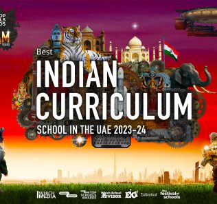 Top Schools Awards 2023 - 2024 Auszeichnung für die beste indische Schule in den Vereinigten Arabischen Emiraten. Beste Schule mit indischem Lehrplan. ISCE, CBSE. Das Foto zeigt ein junges Mädchen von der Victory Heights Primary School in Dubai, das ein Jet Pack testet, das speziell für die Top Schools Awards entwickelt wurde.