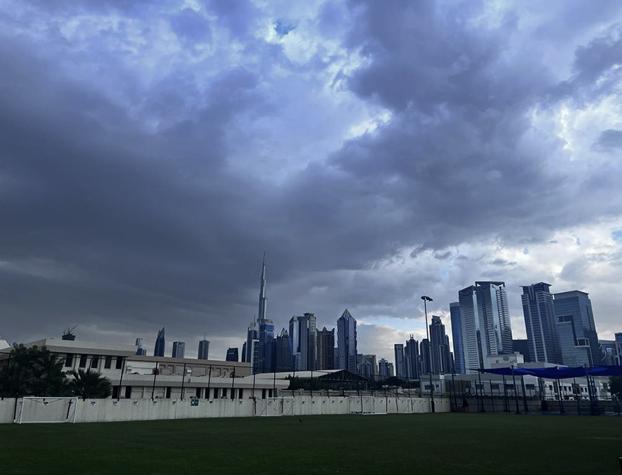 Hochwasserwarnung. Gewitterwolken bedrohen Regen über der Horizon English School in Dubai. Wetterkapriolen sind in den VAE selten, sodass Schulen mit Schulschließungen konfrontiert sind, die auf die Bereitschaft von KHDA warten.