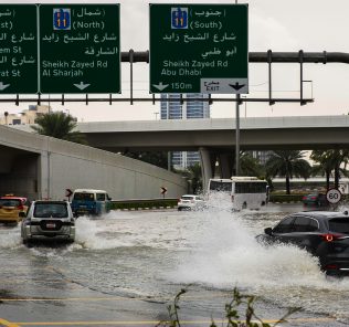 تفكر المدارس في الإغلاق مع توقع حدوث فيضانات وعواصف شديدة تضرب دبي والإمارات العربية المتحدة