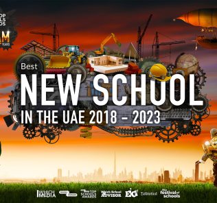 جوائز أفضل المدارس لعام 2023. جائزة أفضل مدرسة جديدة في الإمارات 2018 - 2023. تظهر الصورة طالبًا شابًا ومهندسًا طموحًا يختبر طائرة Jet Pack كجزء من جوائز أفضل المدارس وتركيزها على الاعتراف بأهمية STEAM في التعليم
