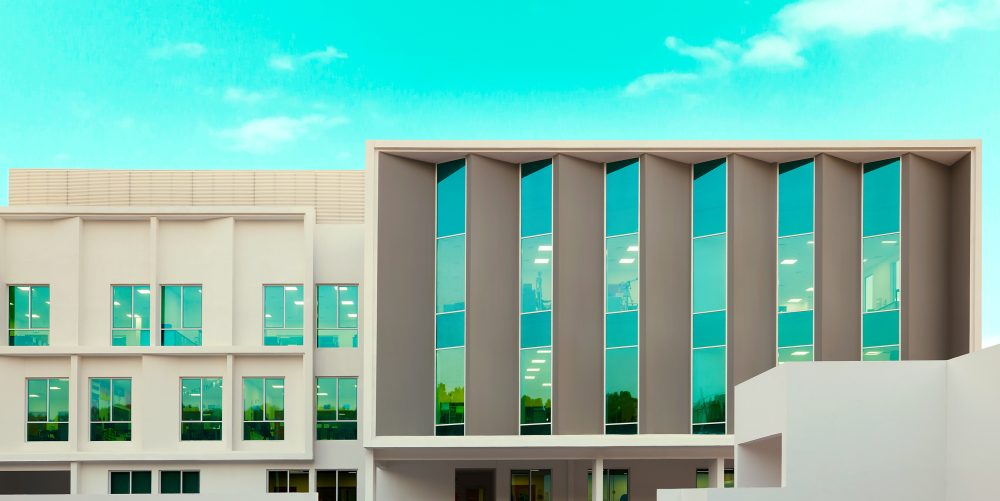 Architektur der Safa Community School in Dubai – Abschnitt des neuen Sixth Form Center, der eine Investition von 52 Mio. AED in hochwertige Architektur und Einrichtungen für Schüler nach 16 Jahren hervorhebt