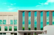 Architektur der Safa Community School in Dubai – Abschnitt des neuen Sixth Form Center, der eine Investition von 52 Mio. AED in hochwertige Architektur und Einrichtungen für Schüler nach 16 Jahren hervorhebt