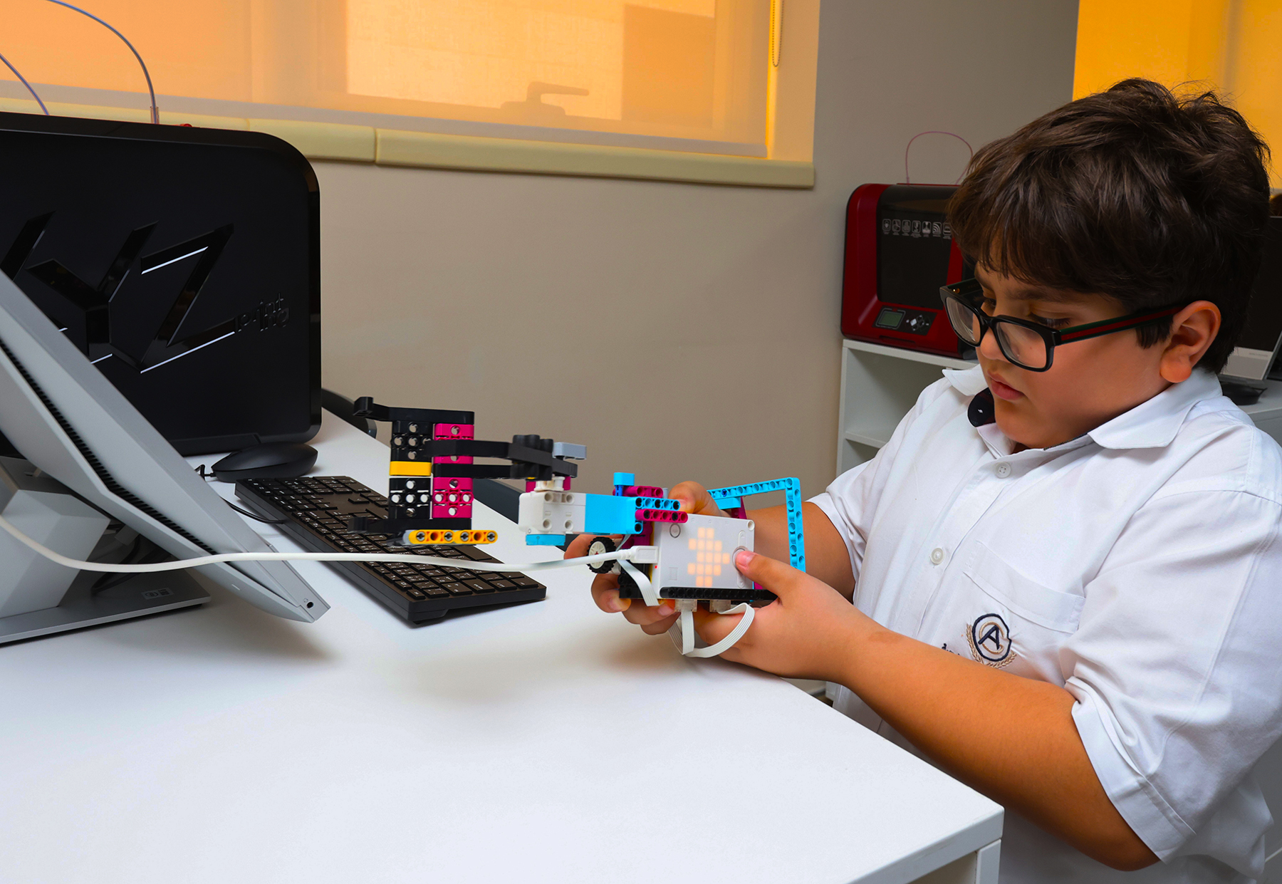 American Gulf School Sharjah – Foto eines Schülers, der sich mit LEGO Mindstorms mit STEM und Robotik befasst
