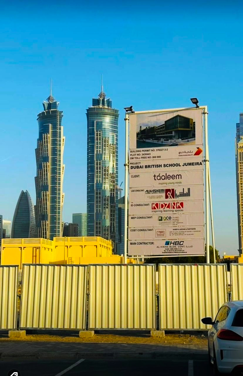 Eine Plakatwand, die den Bau der neuen Dubai British School Jumeirah ankündigt, die an dem wohl spektakulärsten Ort für eine neue Schule in Dubai im Jahr 2024 errichtet werden soll.