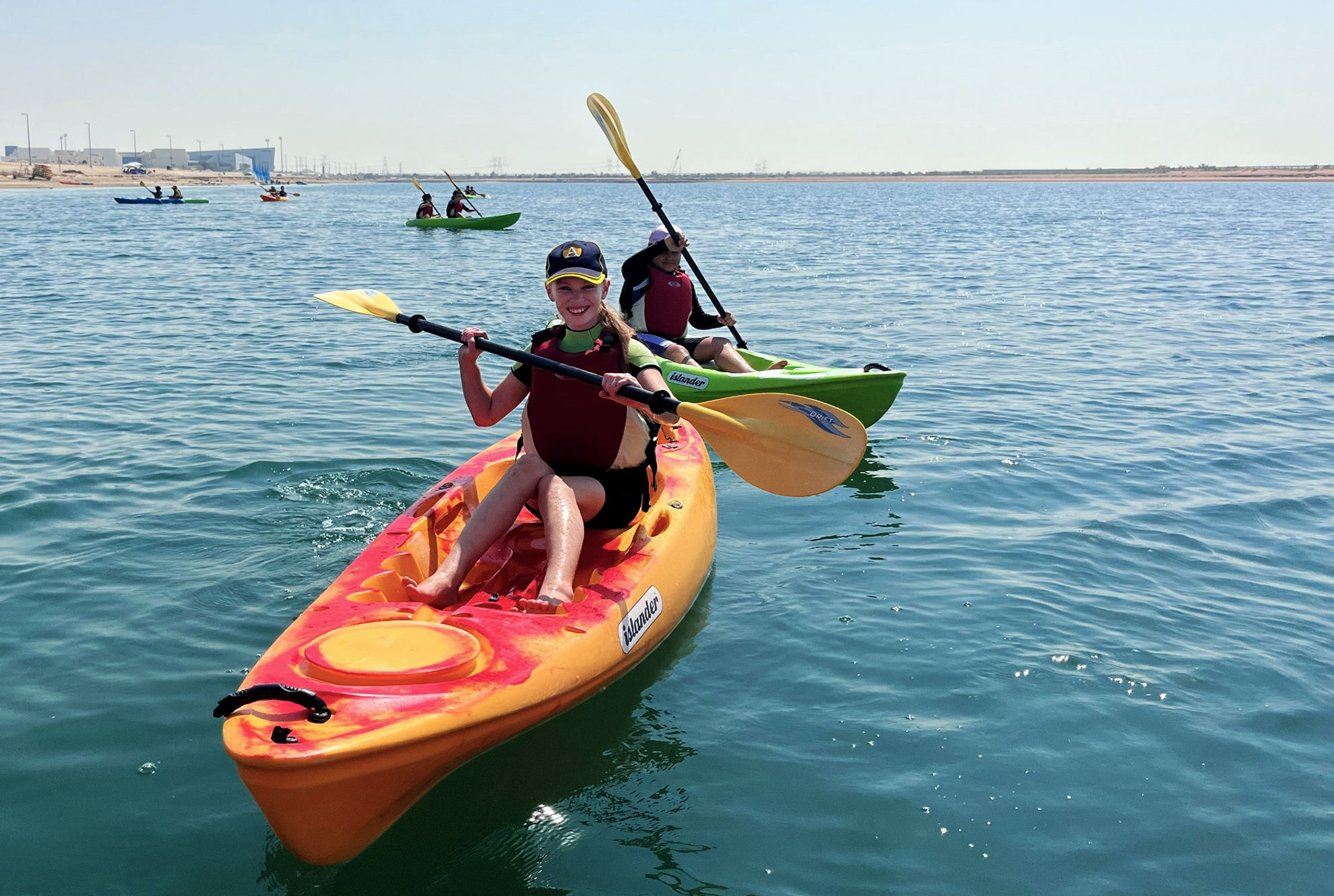 تعد الرياضات المائية أحد أهم مزايا مدرسة أميتي الدولية في أبو ظبي حيث يوجد استثمار متسلسل في الأنشطة المائية للأطفال بالكامل من الإبحار إلى التجديف (في الصورة)