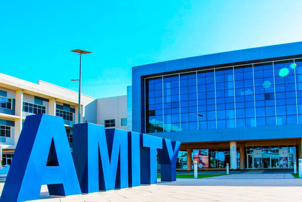 Das Foto zeigt die Fassade und den Eingang des Hauptgebäudes der Amity International School Abu Dhabi
