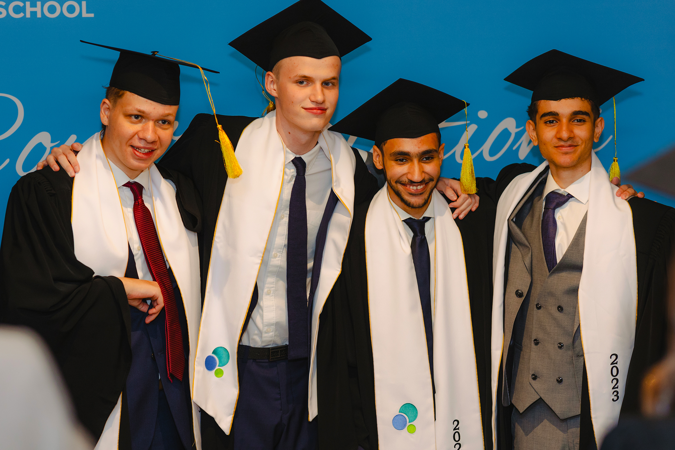 Stolze junge Absolventen der Fairgreen International School in Dubai feiern ihre Erfolge beim International Baccalaureate im Jahr 2023