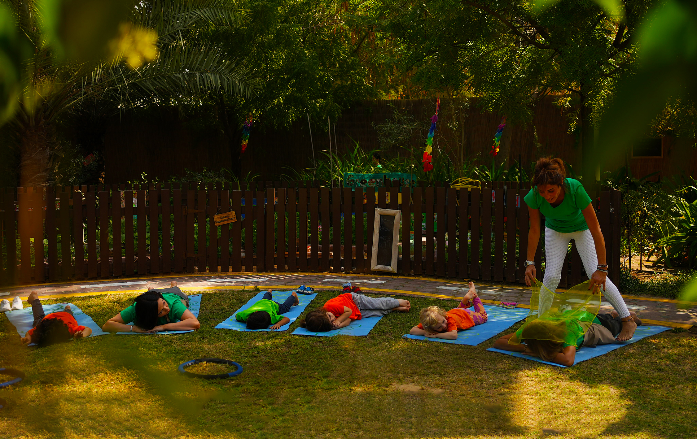 Schulbericht über den Home Grown Children's Nursery in Dubai, der sich hier auf die Bereitstellung von Yoga-Kursen für Kinder in wunderschönen Gärten konzentriert