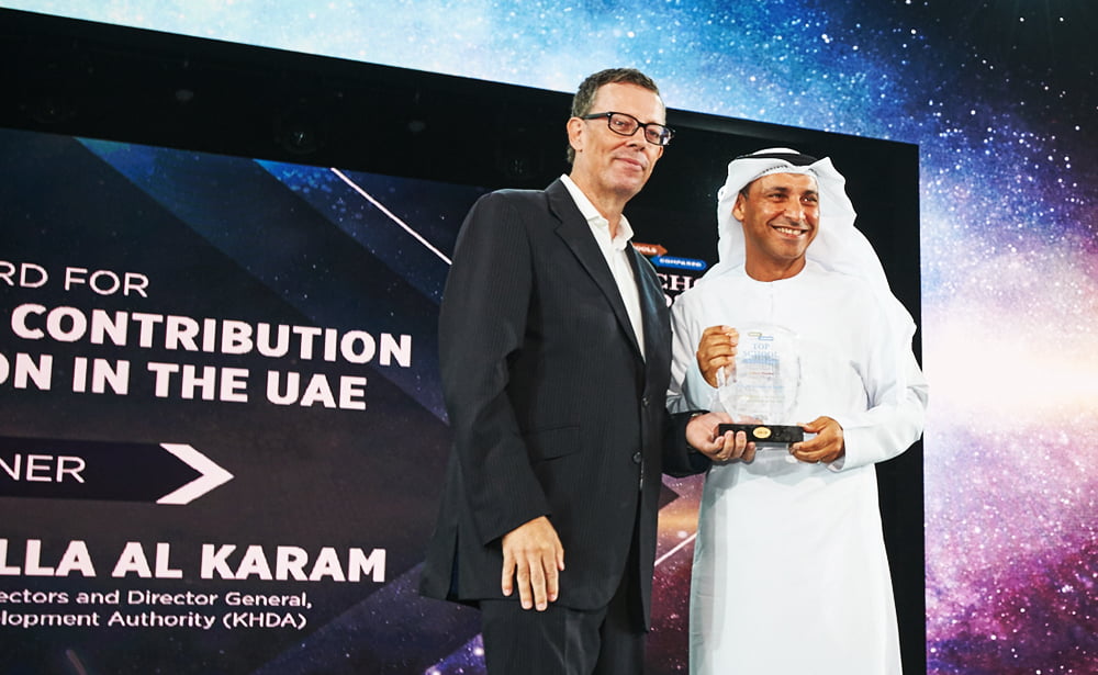 James Mullan, Mitbegründer der Top Schools Awards, mit SE Dr. Abdulla Al Karam, Empfänger des The SchoolsCompared Top Schools Award für herausragenden Beitrag zur Bildung in den Vereinigten Arabischen Emiraten