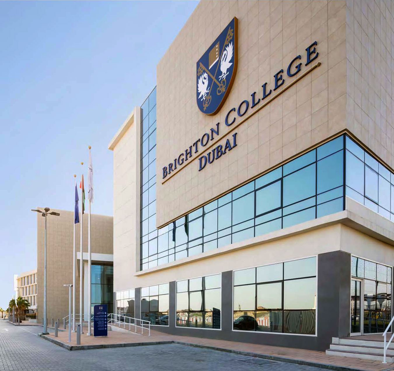 Abgebildet sind die Wahrzeichen des Brighton College Dubai im Rahmen des Top Schools Award für die beste neue Schule in den Vereinigten Arabischen Emiraten 2023–2024