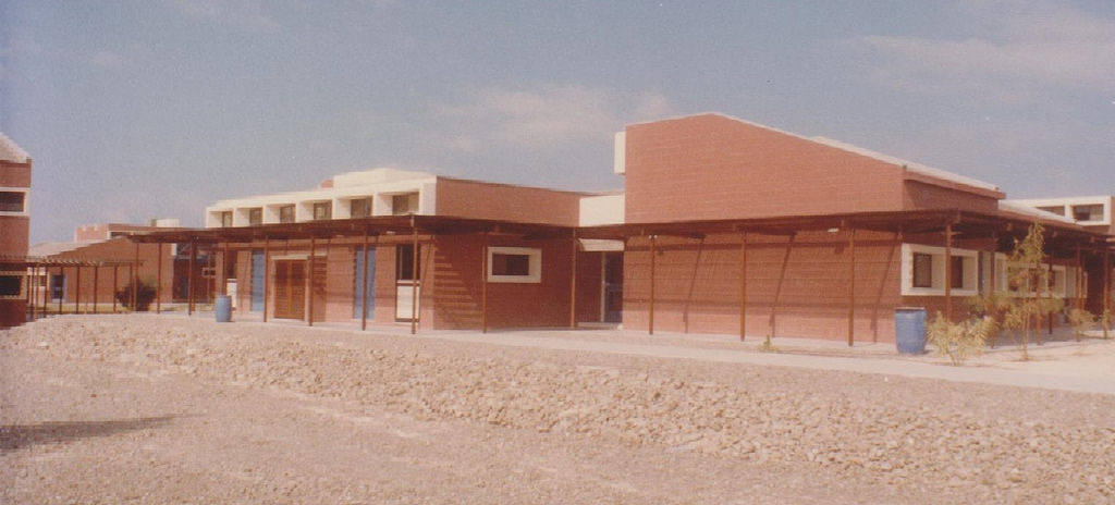 Un bloque. Universidad de Dubái. 1981. La historia de Dubai College a través de los ojos de Brian Johnson, ganador del premio The Top Schools Award por su destacada contribución a la educación GAJ