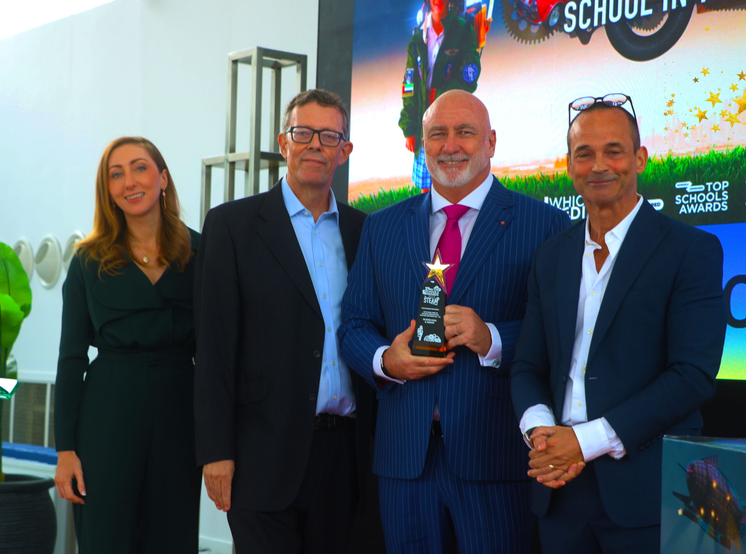 Die beste britische Schule in den Vereinigten Arabischen Emiraten wird bei den Top Schools Awards an die British School Al Khubairat (BSAK) verliehen und im November 2023 von Mark Leppard MBE, Schulleiter am The Pavilion, Emirates Golf Club, entgegengenommen.