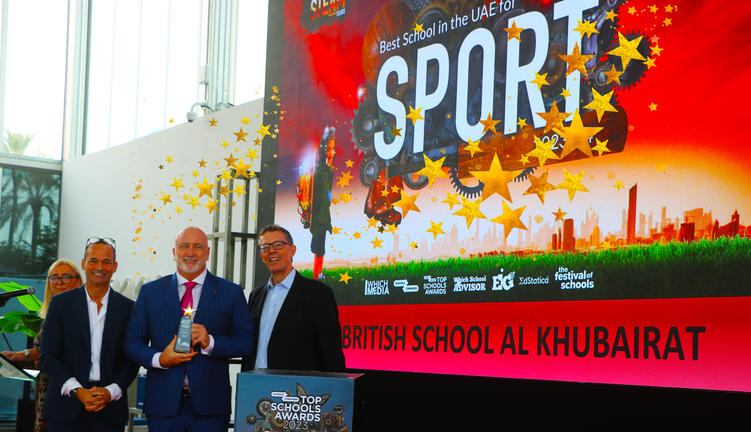 Der Preis für die beste Schule für Sport bei den Top Schools Awards wurde an Mark Leppard MBE, Schulleiter der British School Al Khubairat, verliehen
