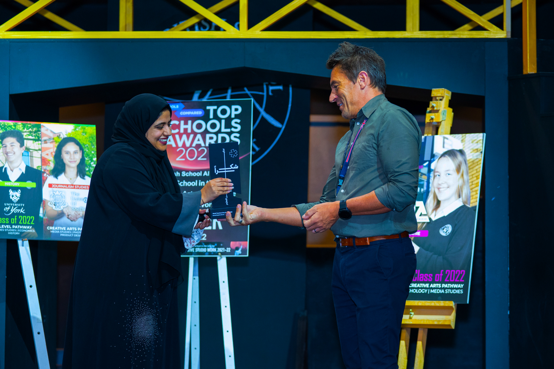 Der Top Schools Award für die beste Schule für Kunst in den Vereinigten Arabischen Emiraten 2023–2024. Im Bild: Herr Dan Emery, Leiter Kunst, The British School Al Khubairat, erhält am Weltlehrertag 2023 von ADEK die Auszeichnung als Lehrer des Jahres