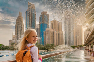 تحذير من إغلاق المدارس بسبب الفيضانات التي ضربت دبي وأبو ظبي والإمارات